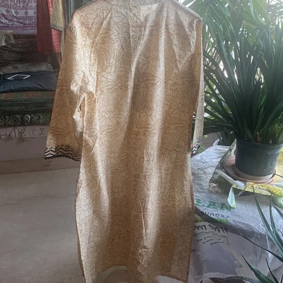 SUMMER READY: lightweight beige cotton kurta. 3/4 sleeves. nehru collar - Picture 3 of 4